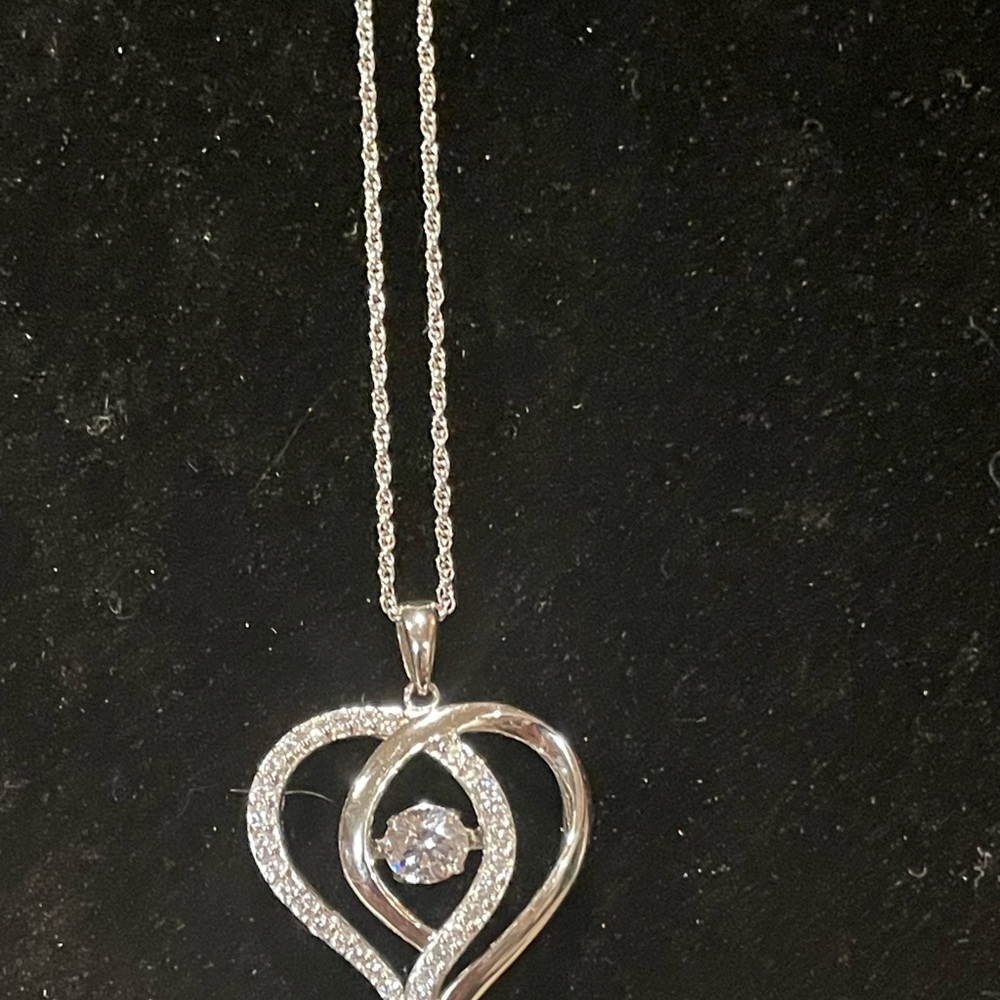 Elegant Silver Heart Pendant Necklace - Picture 5 of 6